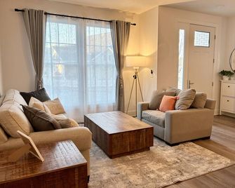 Fun! New townhome, Near Memorial Stadium - Lincoln - Living room