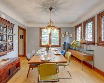 Ferndale Gem, Walk to Stores and Restaurants! - Ferndale - Dining room