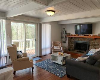 Lovely 3 BR 2-Bath home. Short walk to beach access. Private backyard. - DuBois - Living room