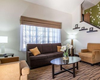 Sleep Inn & Suites Near I-90 and Ashtabula - Austinburg - Sala de estar