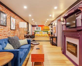 Luxurious DC garden apartment w/ King bed, for work and play, steps to Metro - Washington DC