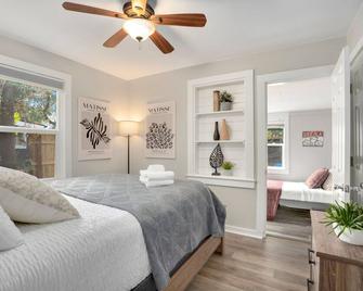 Charming Old Town Bungalow W/ Free Cruiser Bikes - Fort Collins - Bedroom