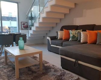 Oshun Madrid Norte Seasonal Living Lofts - Madrid - Living room