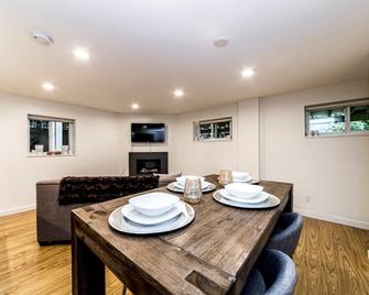 Clean and Beautiful 2-bedroom suite close to Grouse Mountain - West Vancouver - Dining room