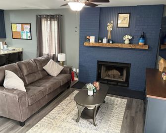 Charming 2-bedroom 2-bath condo with WiFi in Monroe City by Mark Twain Lake - Monroe City - Sala de estar