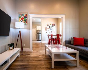 Historic Hotspot: Luxury Beds & Downtown Vibes - Sanford - Huiskamer