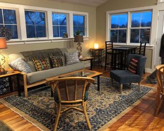 Charming 1-bedroom cottage walkable to town, bike path; a short drive to beaches - Wakefield - Living room