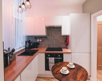 Modern apartment in Aberdeen City Centre, Guild street, free WiFi - Aberdeen - Kitchen