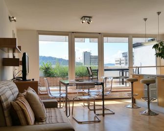 Ana Tour As / Terrace 2-bedroom Apartment with a great view, free WiFi & AC - Ljubljana - Living room