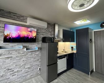 Studio Gruissan plage wifi piscine, clim, parking, équipée 4 pers, RDC, terrasse sud - Gruissan - Küche