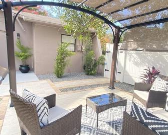 Cheerful 1 bedroom guest suite with pool and yard - Spring Hill - Patio