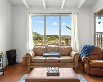 Great views, Cisco Lake House, Fishing, Private Dock, Up to 14 ppl, 4 bed 3 bath - Cisco - Sala de estar