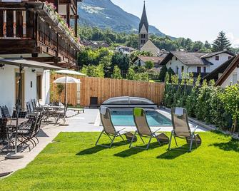 Gemütliche Ferienwohnung mit Grossem Sonnenbalkon und Geheiztem Schwimmbad, - Silandro