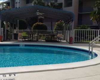 Safe, family area close to amenities restaurants, grocerystore etc - New Port Richey - Piscina