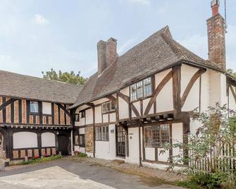 3 bedroom accommodation in Lingfield - Lingfield - Clădire