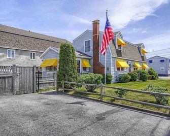 Sunshine House steps from Beach! - Seabrook - Building