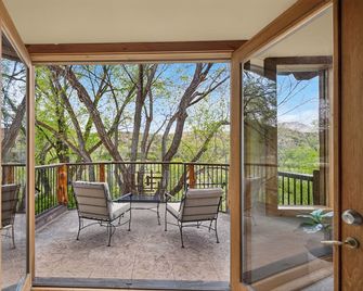 Beautiful creek side log home, lots of open space but only minutes to town. - New Castle - Balcón