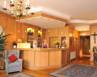 Hotel Zum Goldenen Hirschen - Freistadt - Front desk