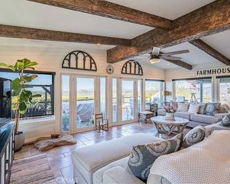 Spacious 4 bedroom, 3 bath with playground!. Panoramic view, private and gated - San Marcos - Living room