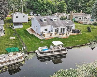 All Sports Big Wolf lake house that sleeps 12! - Jackson - Building