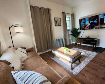 Luxurious Newly-Renovated, Near Hospitals & Short trip to NYC. Pets Welcome! - Belleville - Living room