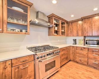 Pocatello Retreat ~ 3 Mi to Downtown! - Pocatello - Kitchen