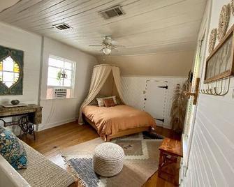 Charming 1900s Carriage House in New Orleans - New Orleans - Bedroom