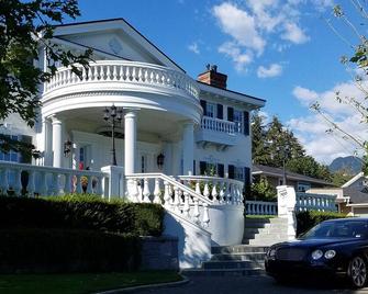 8,000 ft. of \'off the charts\' magnificence. Sits on a private lake. - West Vancouver - Building