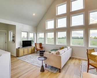 Kalispell Mountain Getaway w/ Hot Tub & Fire Pit! - Kalispell - Living room