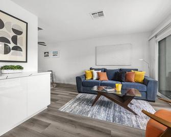 The 1 at Biarritz-Remodeled 1 br in Downtown PS - Palm Springs - Living room