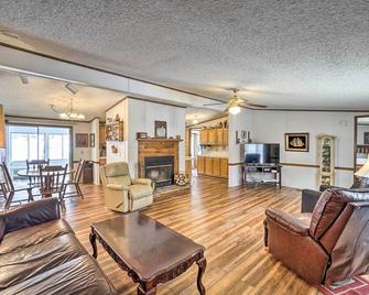 Rustic Family Home and Acreage about 20 Mi Hocking Hills - Lancaster - Living room