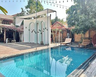 مونتري ريزورت دونموانج بانكوك - بانكوك - حوض السباحة