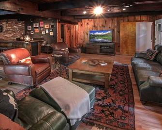 Designer Family Retreat! -Summer Fun - Lake Arrowhead - Lounge