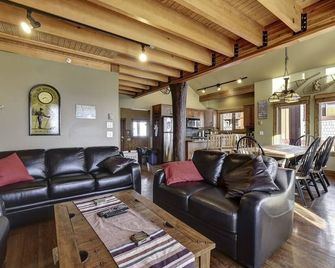Scenic Lodge ~ Ski-In Out ~ Hot Tub ~ Free Ev Charging - Big White - Salon