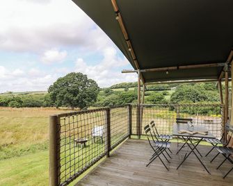 Bumble @ Stars & Embers Glamping, Pet Friendly In Grampound - Truro - Balcony