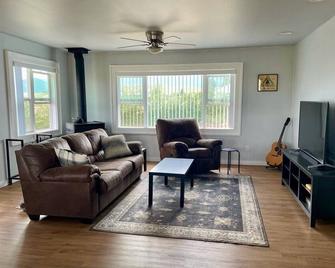 Secluded Modern Vacation Home with Madison Range Views near Ennis Lake, McAllister Montana - McAllister - Living room