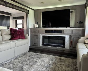 Luxury RV in Saint Anthony near the Sand Dunes and Yellowstone - Saint Anthony - Sala de estar