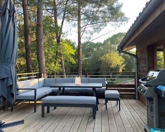 Apartment with your head in the trees, 50m from the lake - Hourtin Port - Hourtin - Innenhof