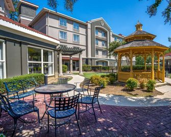 La Quinta Inn & Suites by Wyndham Birmingham Hoover - Birmingham - Binnenhof
