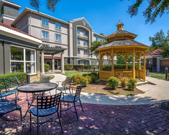 La Quinta Inn & Suites by Wyndham Birmingham Hoover - ברמינגהאם - פטיו