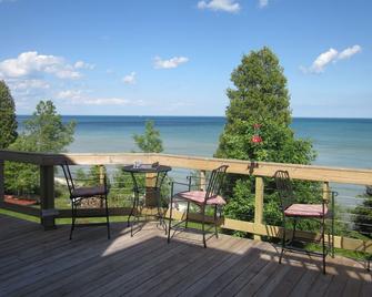 at the Waters Edge' Bed & Breakfast - Algoma - Балкон