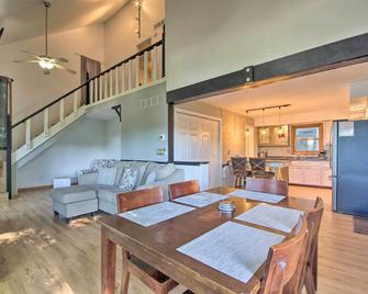 Stylish Eldon Home w/ Grill: 1 Mile to Lake! - Eldon - Dining room