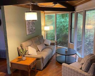 Treetops in Town - Charleston - Living room