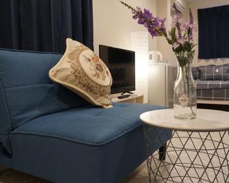 Queen's House - Osaka - Living room