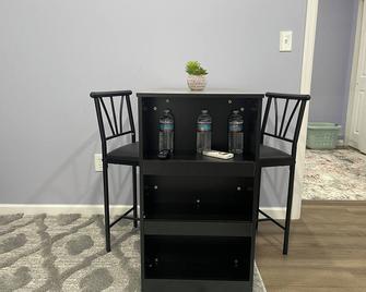 Luxurious, pristine apartment near country club, perfect for a splendid getaway! - Bohemia - Dining room