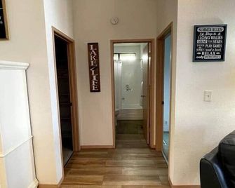 Views! On the water! Spacious! - Lower Lake - Hallway