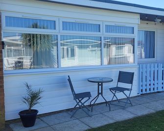 Welcome to our 2 bed chalet on the beautiful Norfolk sunrise coast. - Great Yarmouth - Patio