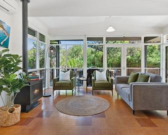 Spacious Coastal 4-Bed Steps from the Sand - Sorrento - Living room