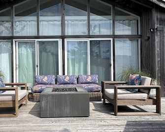 2-bedroom designer bungalow with Hot Tub, 1GB FiOS, AC, steps from the beach - Sayville - Patio