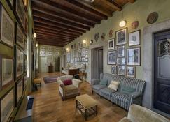 Art Gallery Apartment: historical house in Brescia city center - Brescia - Living room